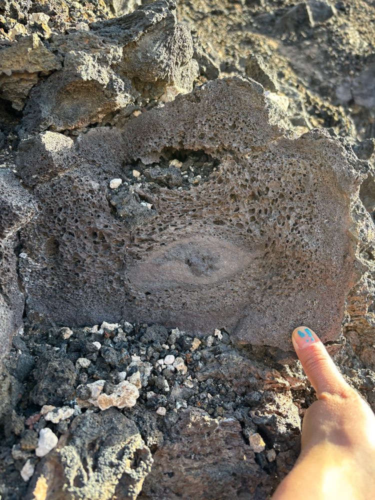 Fun lens in pahoehoe lava flow