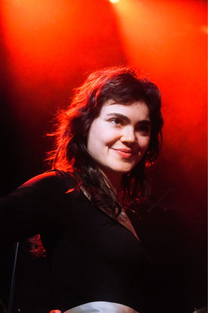 bild von abigail in roter farbgebung