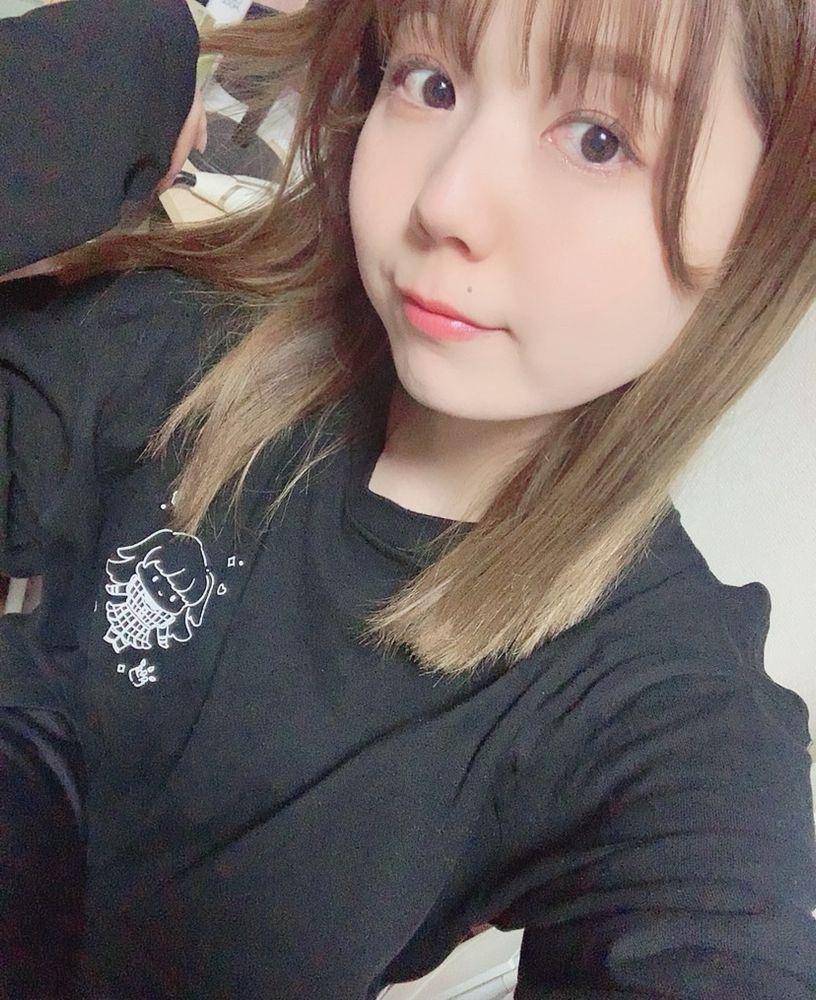 もっちの生誕ロンTをよく着てる女