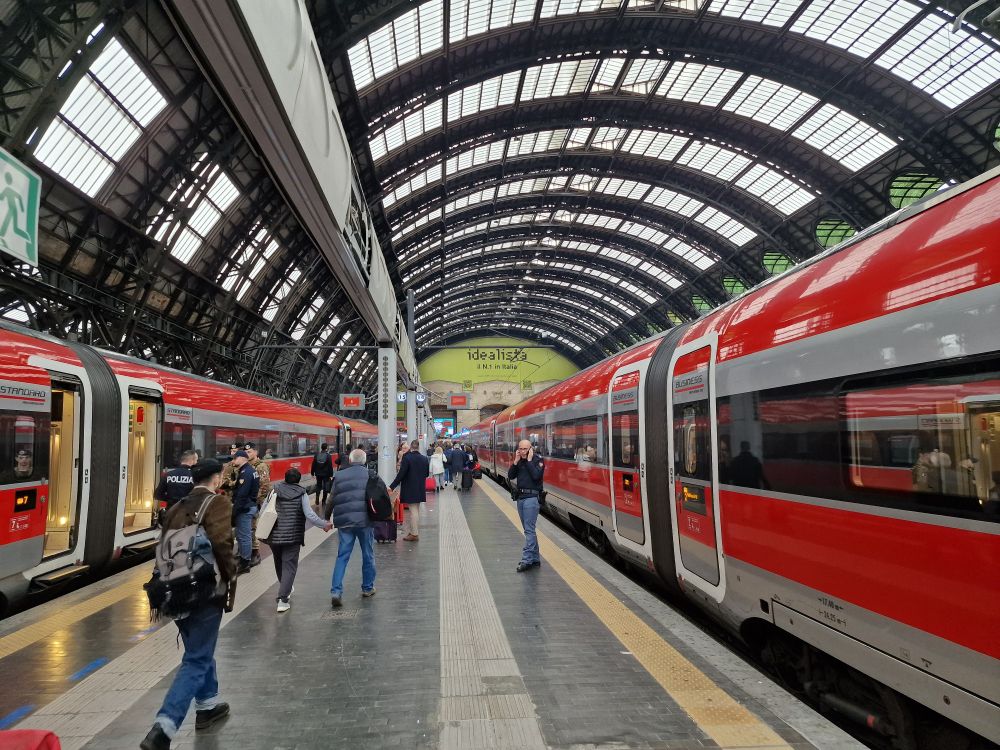 De italienske Frecciarossa-togene har revolusjonert reiser i støvellandet. Med rundt 80 avganger daglig fra Milano (på bildet) til Bologna, Venezia, Roma og Napoli er det ingen vits i å reise på noen annen måte.