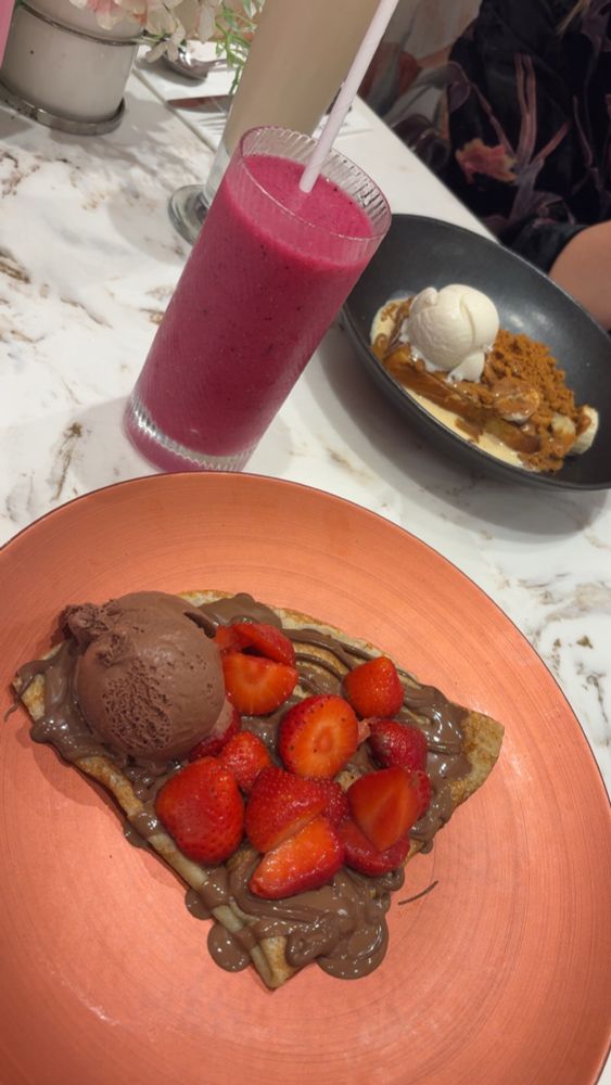 Crepe with chocolate ice cream, Nutella and strawberries 