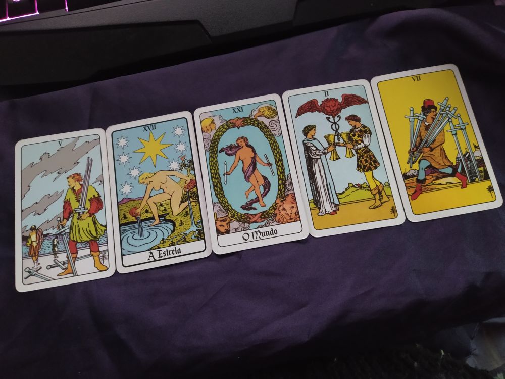 Tiragem de tarô com 5 cartas: 5 de espadas + A Estrela + O Mundo + 2 de Copas + 7 de espadas 