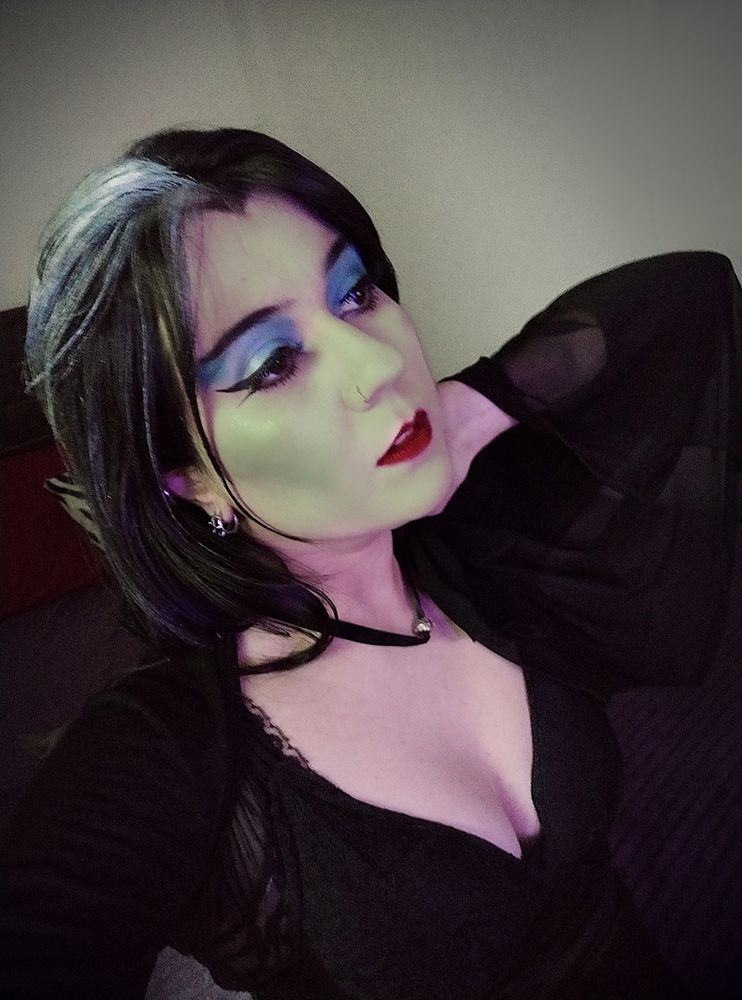 Uma foto minha vestida como a personagem Lily Munster de The Munsters