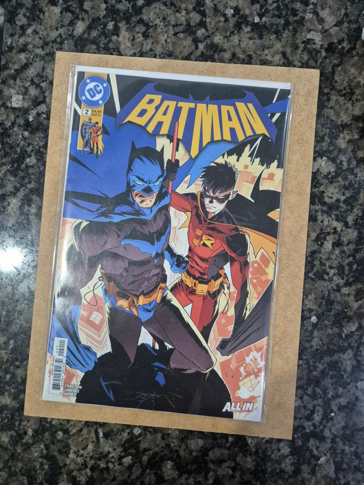 Foto da revistinha #2 Batman de Matt Fraction. A capa mostra o Batman, com sua roupa tradicional, mas em preto e azul; e Tim Drake como Robin.