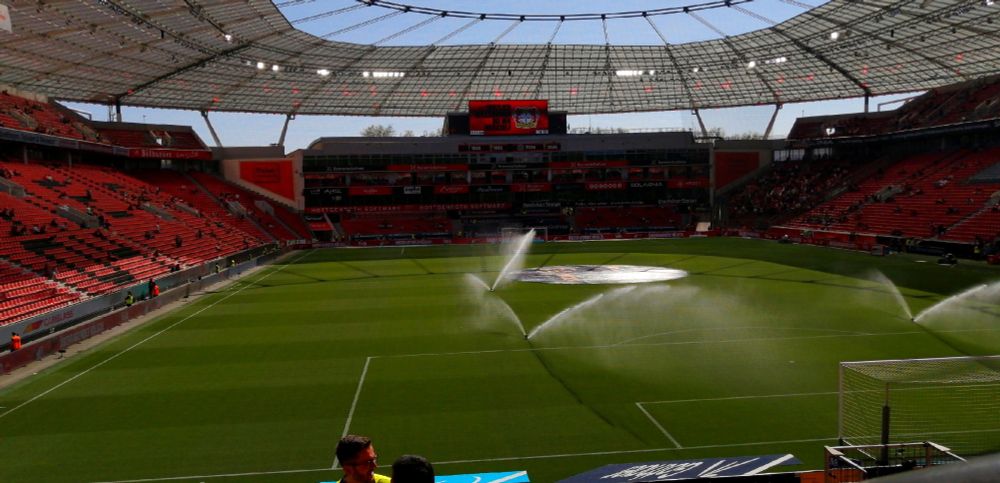 Die BayArena im schönsten Sonnenschein. Der Rasen wird gut gewässert, damit der Ball gut rollen kann
