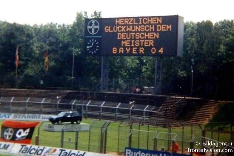 Die alte Anzeige-Tafel im Ulrich-Haberland-Stadion:
Herzlichen Glückwunsch dem Deutschen Meister Bayer 04