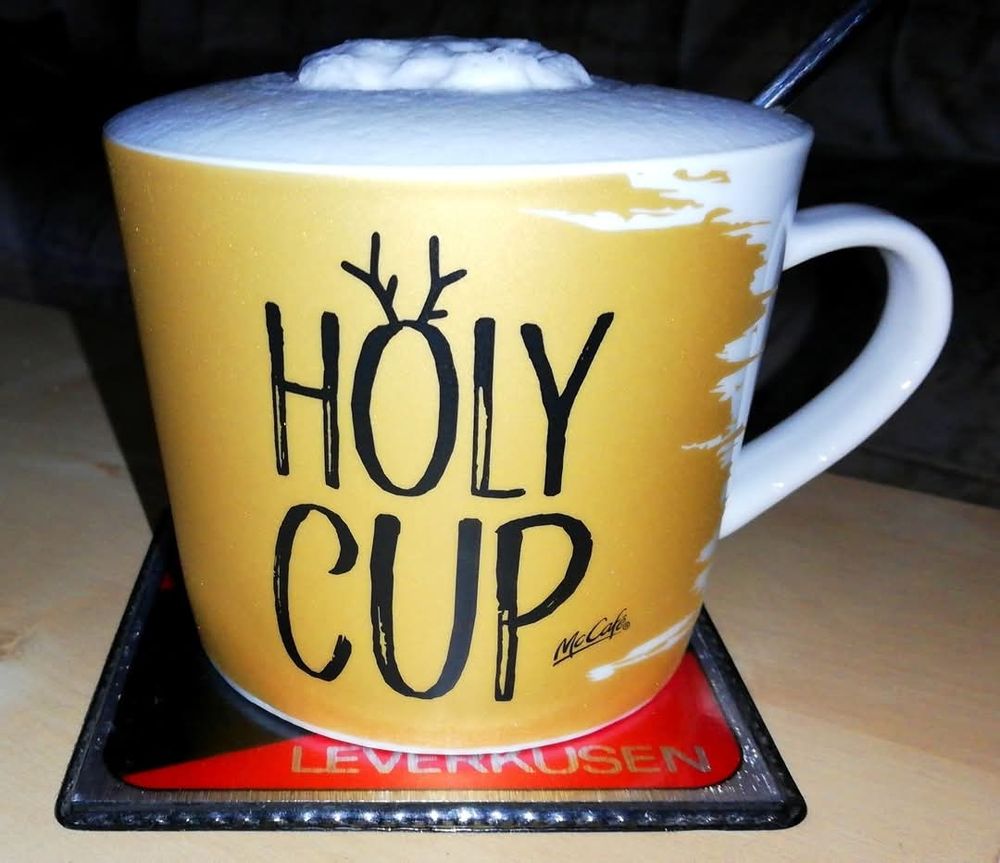 Latte Macchiato in Tasse mit der Aufschrift "Holy Cup"