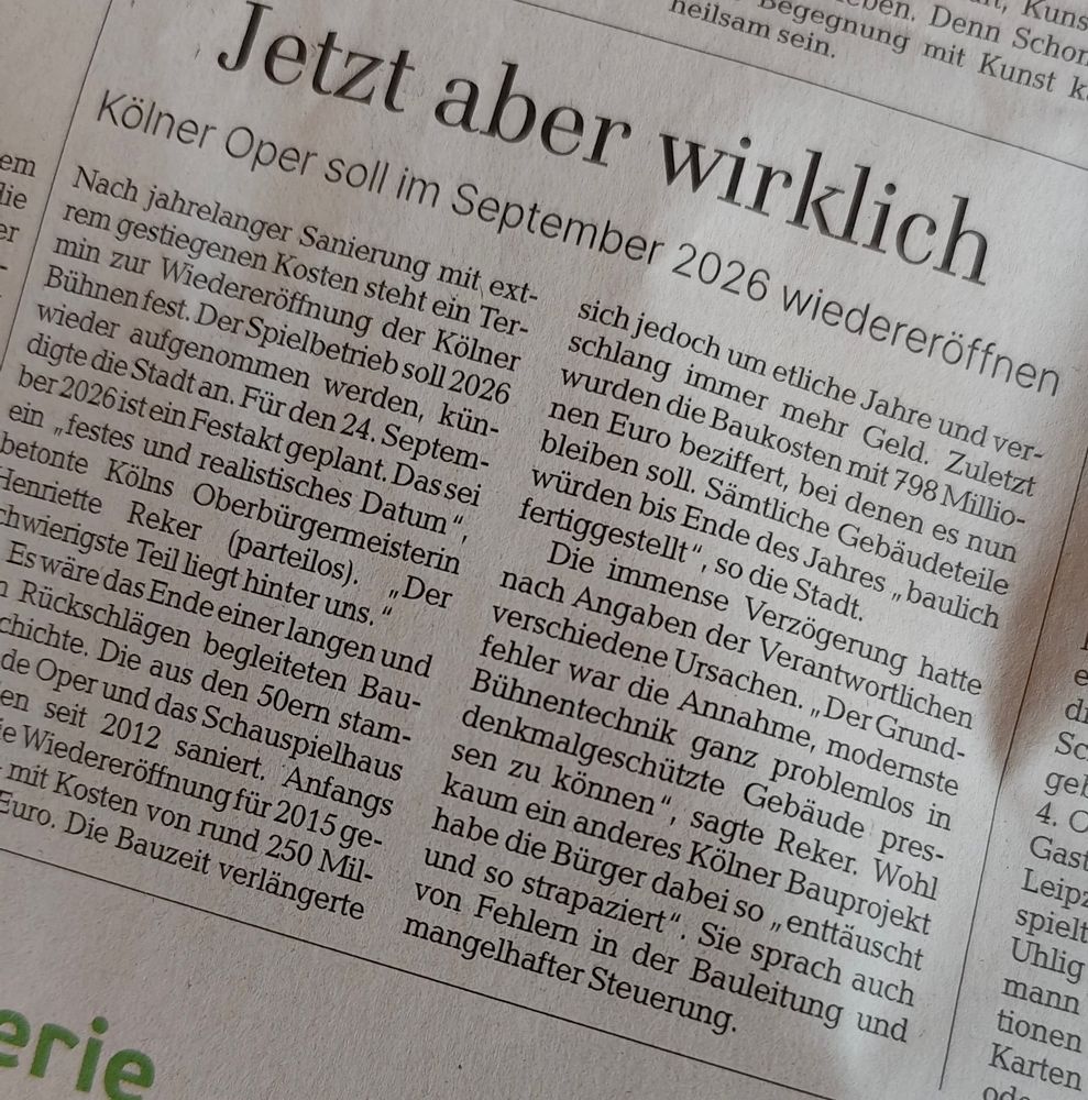 Eine Ausschnitt einer Tageszeitung, schräg.