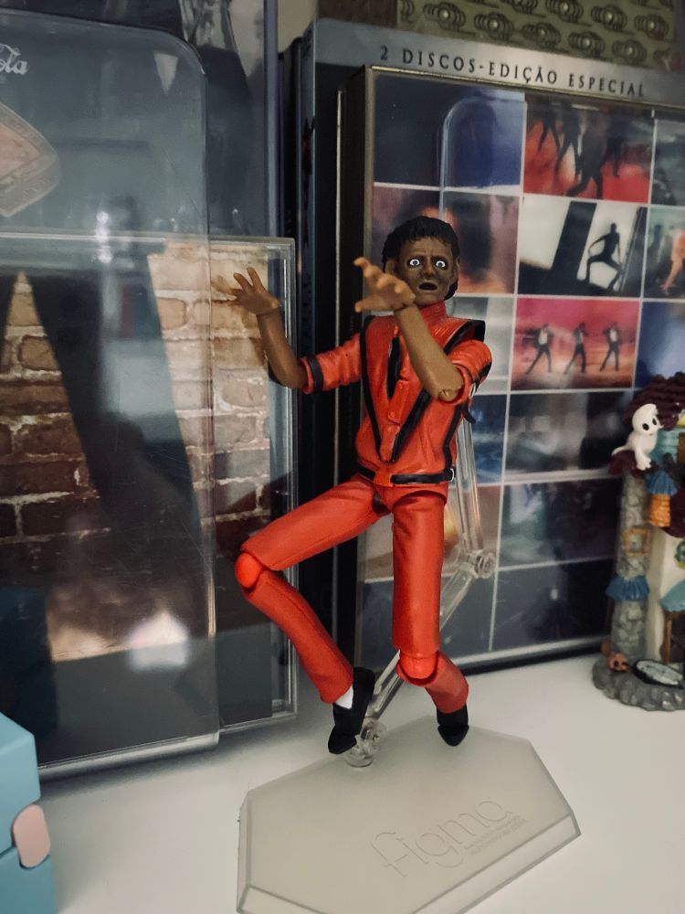 Na minha prateleira: Boneco do Michael Jackson dançando Thriller