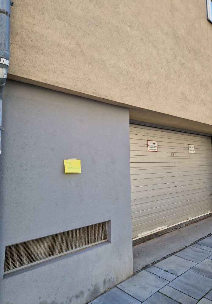 Zettel an einer Hauswand mit dem Text darauf "zu verschenken"