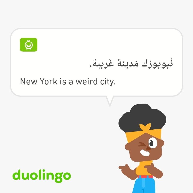 Duolingo-Sharepic mit dem Satz „New York is a weird city“ und seiner arabischen Übersetzung.