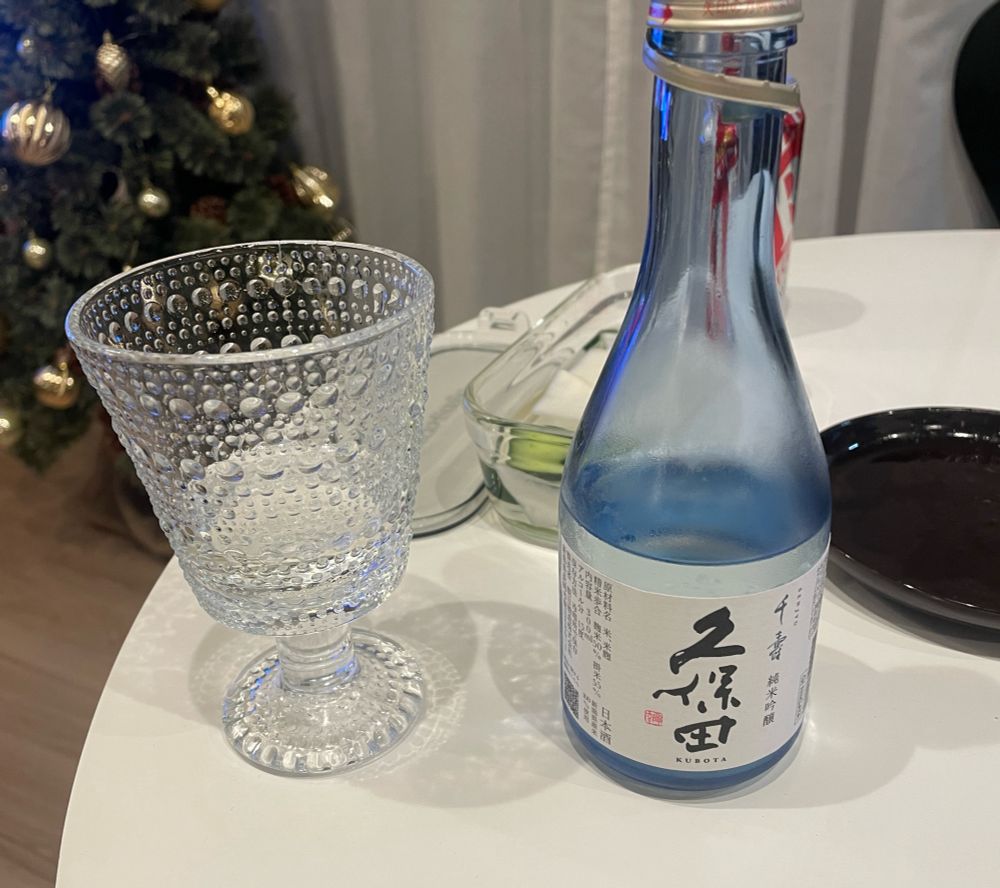 いつも日本酒はこういうでっかいグラスで飲んでる。グラスがでかいと飲みすぎる。いい感じのおちょこ？が欲しい。