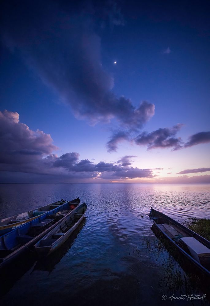 Barcos en el lago Cocibolca despuès del atardecer bajo la luna.
Boats in lake Cocibolca after sunset