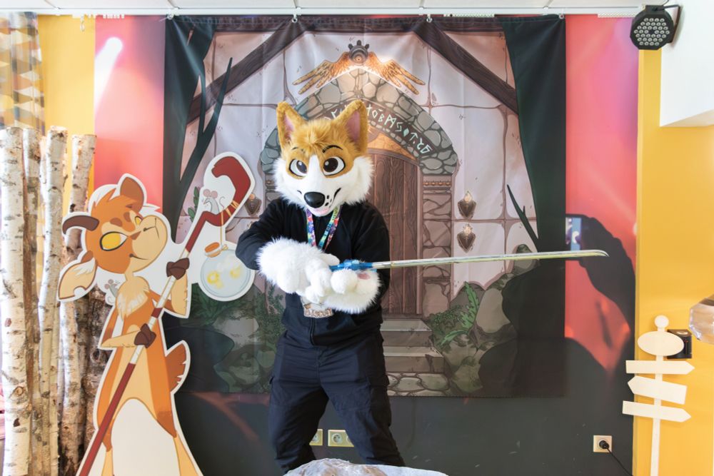 Un homme déguisé en corgi, après avoir réussi à retirer une épée enfoncée dans une pierre. Prêt à attaquer ou à se défendre avec cette épée.

A man dressed as a corgi, after successfully pulling a sword from a stone. Ready to attack or defend himself with this sword.