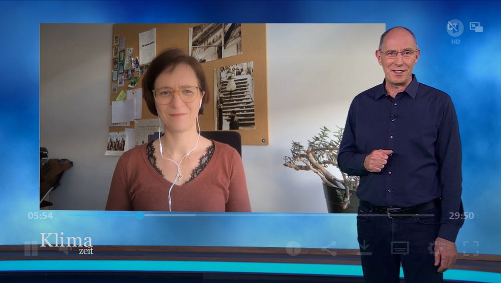 Screenshot der Sendung Klimazeit mit dem Moderator und Wissenschaftlerin Lena Schnabel im Bild.