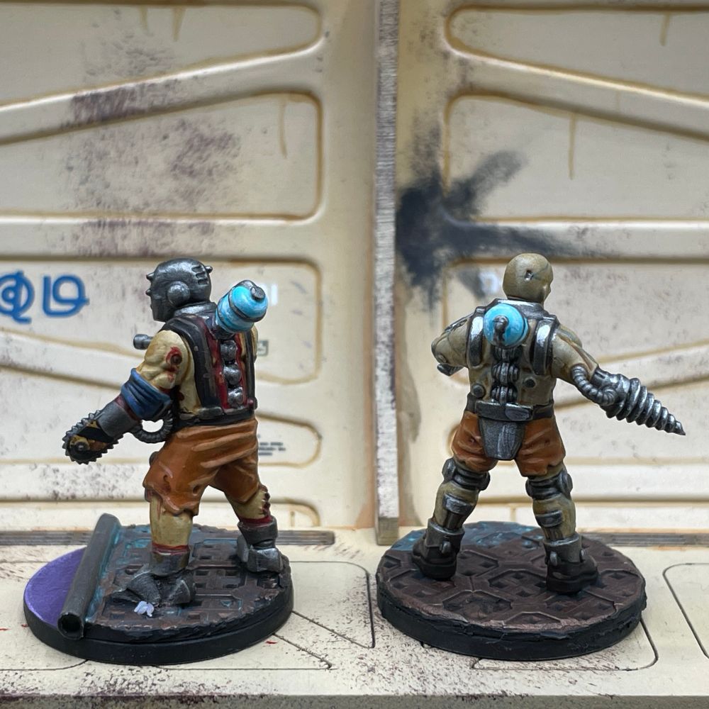 They’re described in #stargravedeathvector as being like regular automatons but having satchels on their backs, containing a plasma mine. I wanted something that stood out more - so I don’t forget😅- so added flamethrower canisters painted glowing blue for the plasma, and gave them orange clothing.