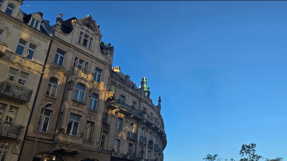 Blauer Himmel über Wiesbaden. Davor ein älteres, verziertes Gebäude.