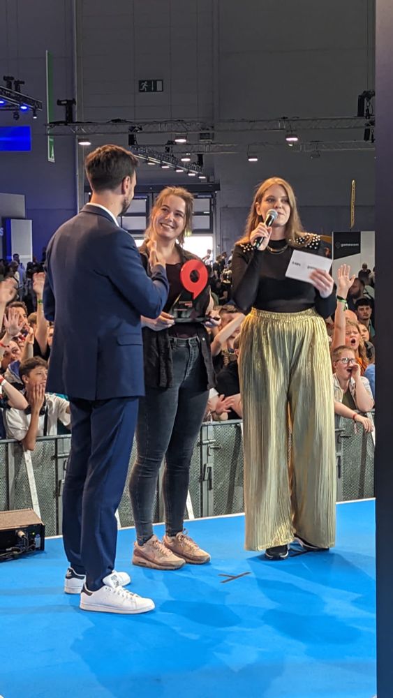 Felix Falk, CEO des game Verbands, übergibt Lena Laaser für GAME:IN den „Heart of gaming“ gamescom Award.