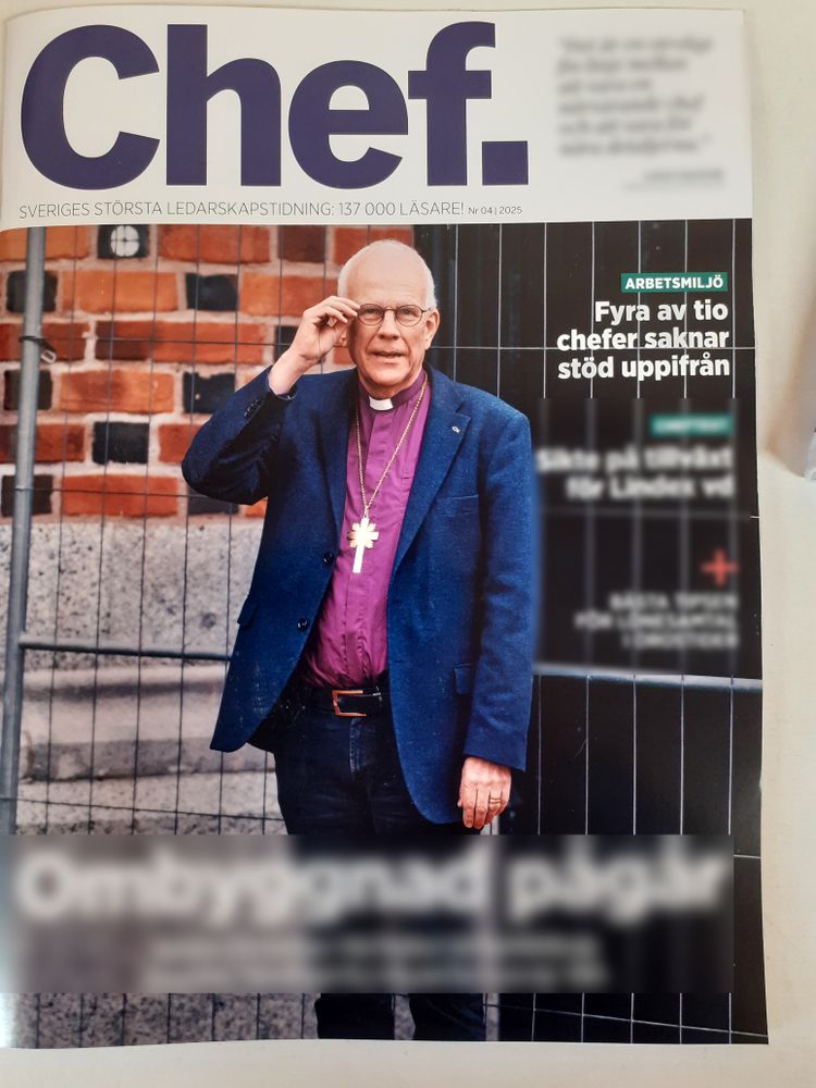 Omslag från tidningen Chef. Ett foto av ärkebiskop Martin Modéus. All text som normalt visar vad som står inuti tidningen är gjord suddig förutom texten "Arbetsmiljö: Fyra av tio chefer saknar stöd uppifrån". 