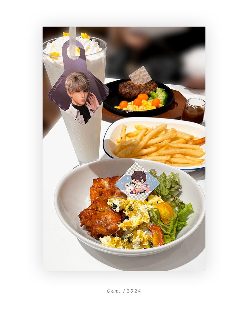 『恋と深空』×SWEETS PARADISE コラボカフェ
コラボメニュー「野菜たっぷりチキンステーキ丼」「爽やかホワイトドリンク」の写真