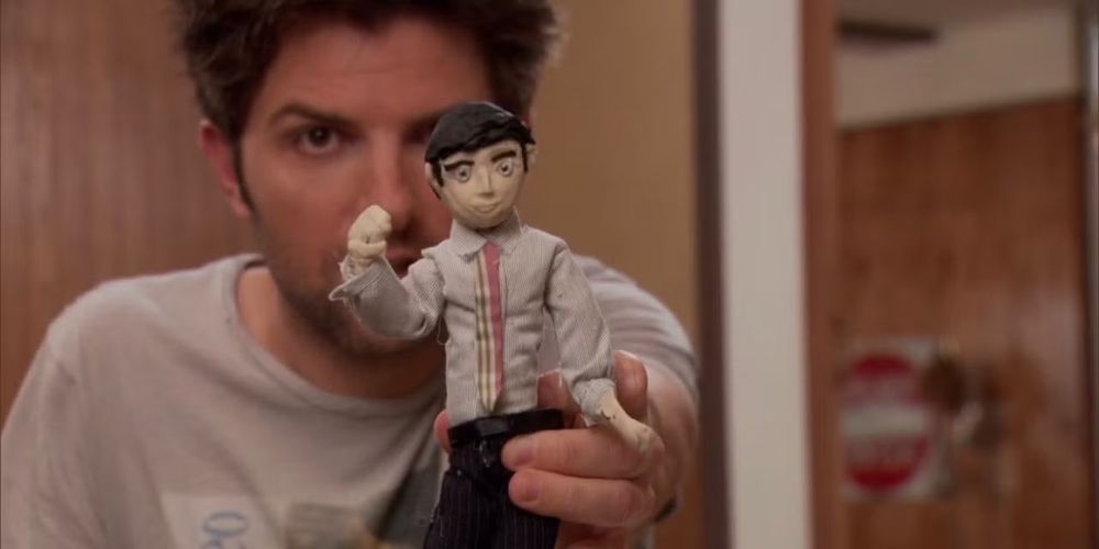 Ben Wyatt, personagem do Adam Scott que hoje interpreta Mark S., todo maluco segurando um bonequinho de si mesmo