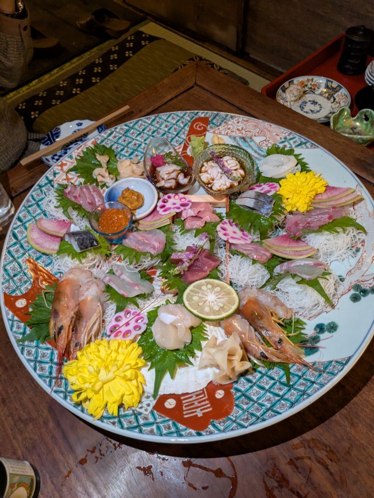 九谷焼を思わせる大きなお皿に盛られた色鮮やかな刺盛。写真が下手でごめんなさいもっと美味しそうでした。