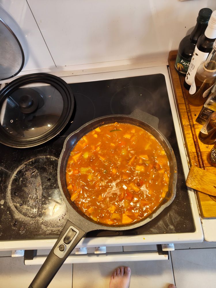 Mit kidney Bohnen und gehackten Tomaten aufkochen. Mit Gewürzen und Tabasco abschmecken. 
