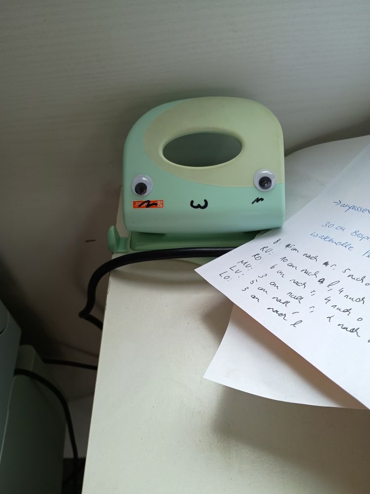 Locher mit Wackelaugen und uwu Gesicht 