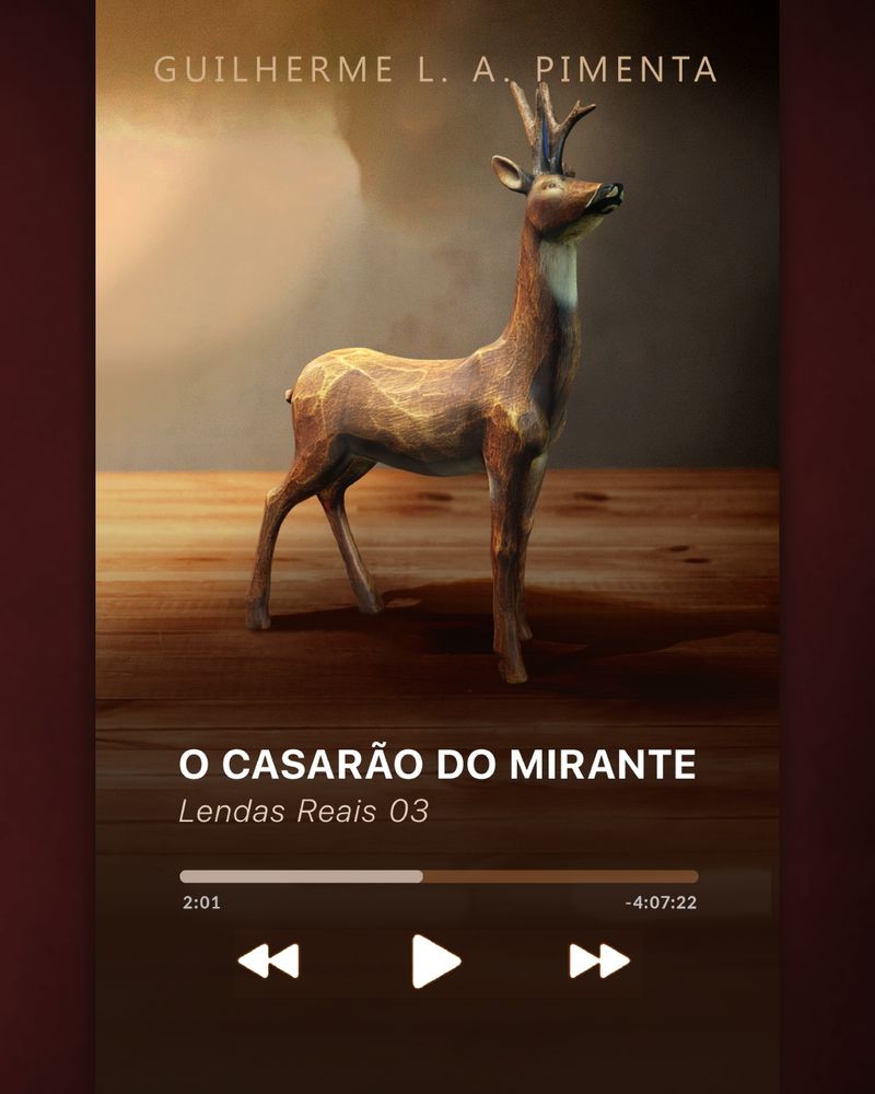 Capa do livro Lendas Reais 03: O Casarão do Mirante. O elemento principal é um cervo entalhado em madeira em cima de uma mesa. O título é apresentado como seria o título de um podcast em um player de música.