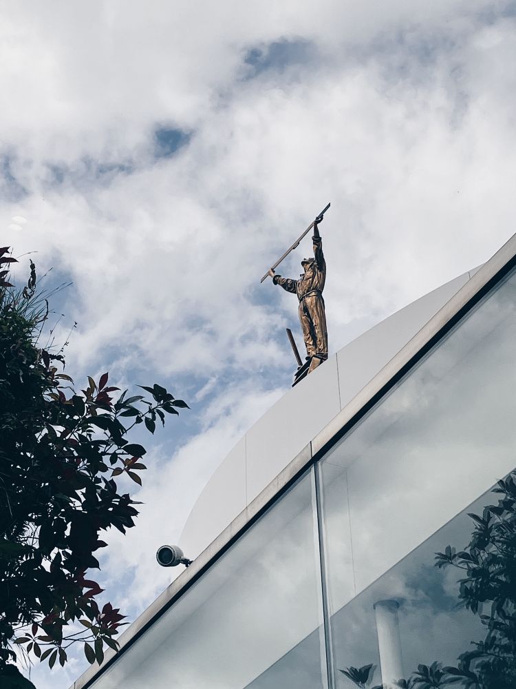 21世紀美術館
『雲を測る男』ヤン・ファーブル(野外彫刻)