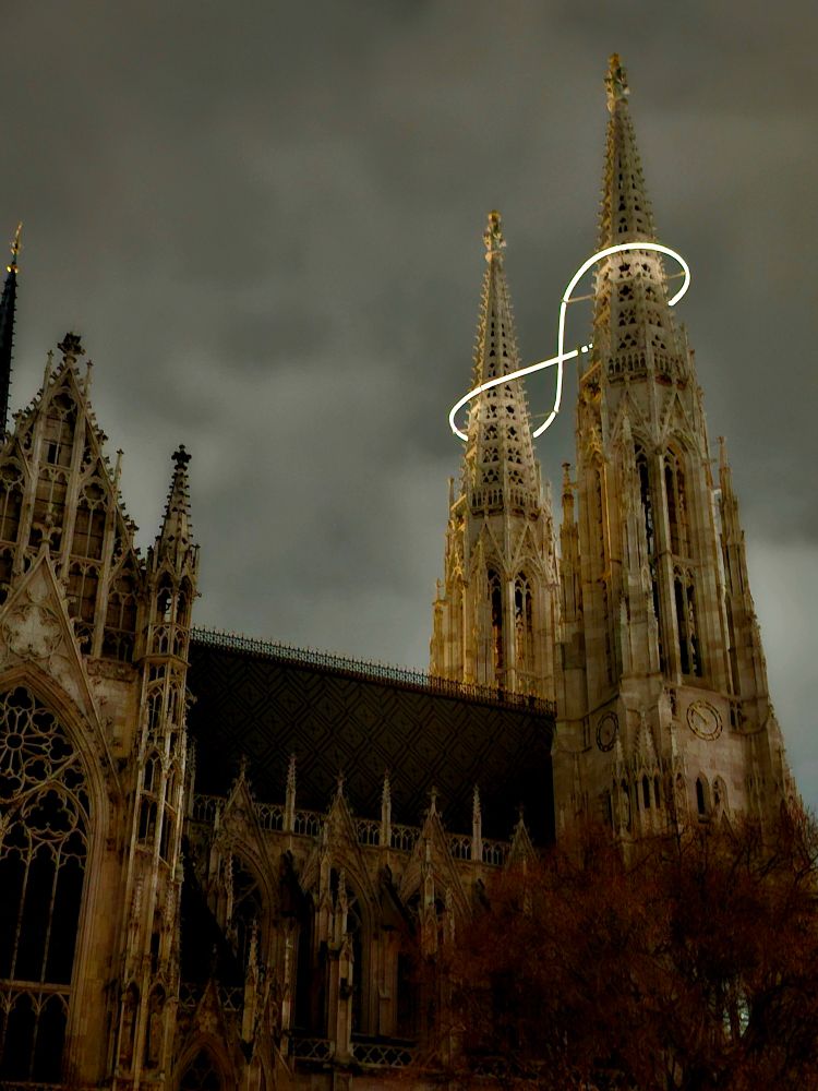 Die "Unendlichkeit des Lichtes" verbindet die Türme der Votivkirche. 