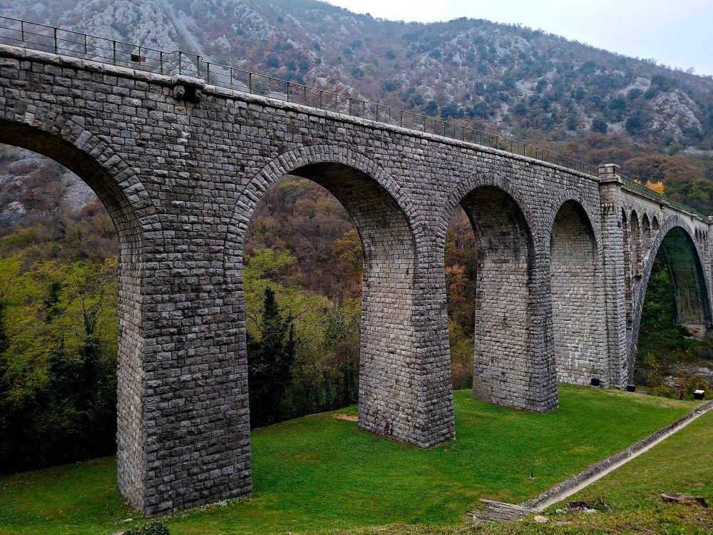 Steinbrücke in Nova Gorica, eine Meisterleistung. 