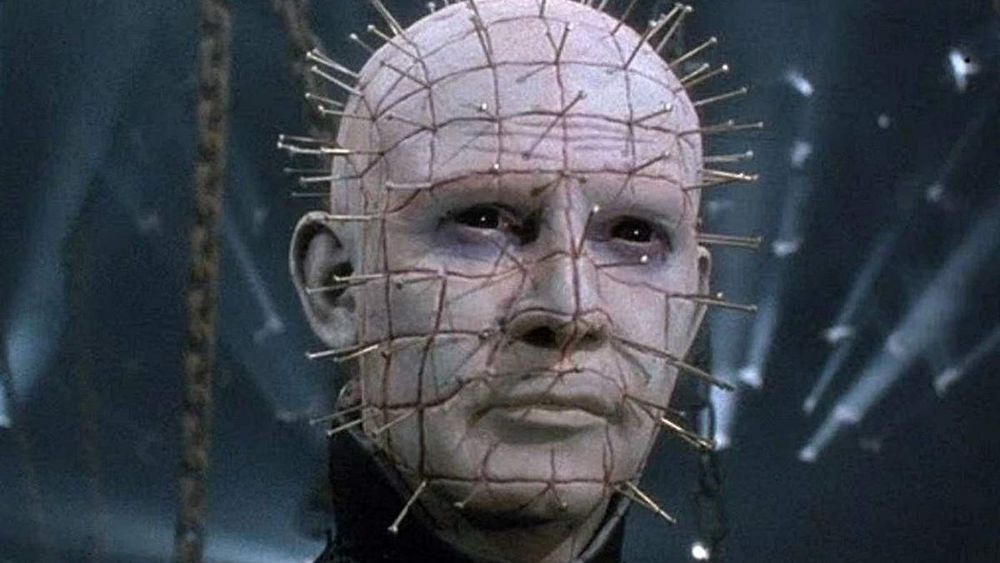 Pinehead des films Hellrauser, un mec blanc genre très pâle, chauve et surtout avec plein d’épingles dans la face 