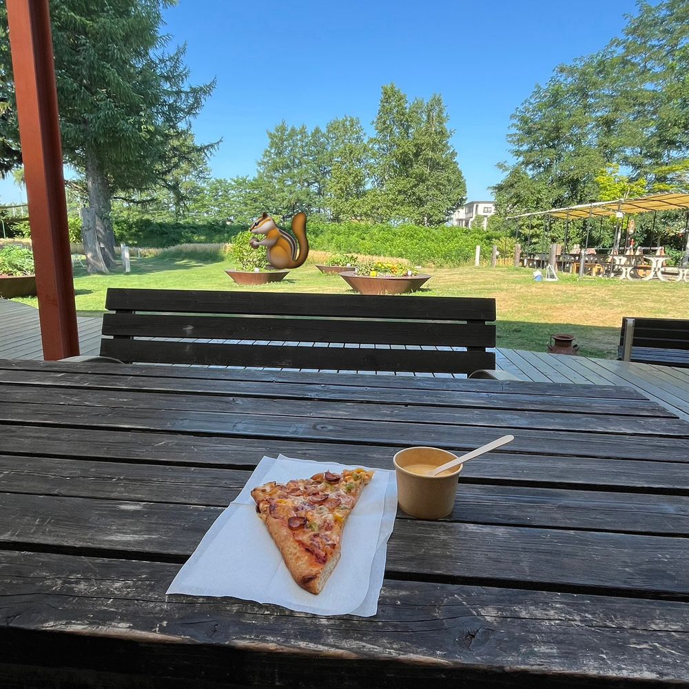 ここは小さな川のすぐそばで、川面は直接見えないけど、川の土手までがパン屋の敷地
土手沿いに生えてる木々も、緑が濃いです