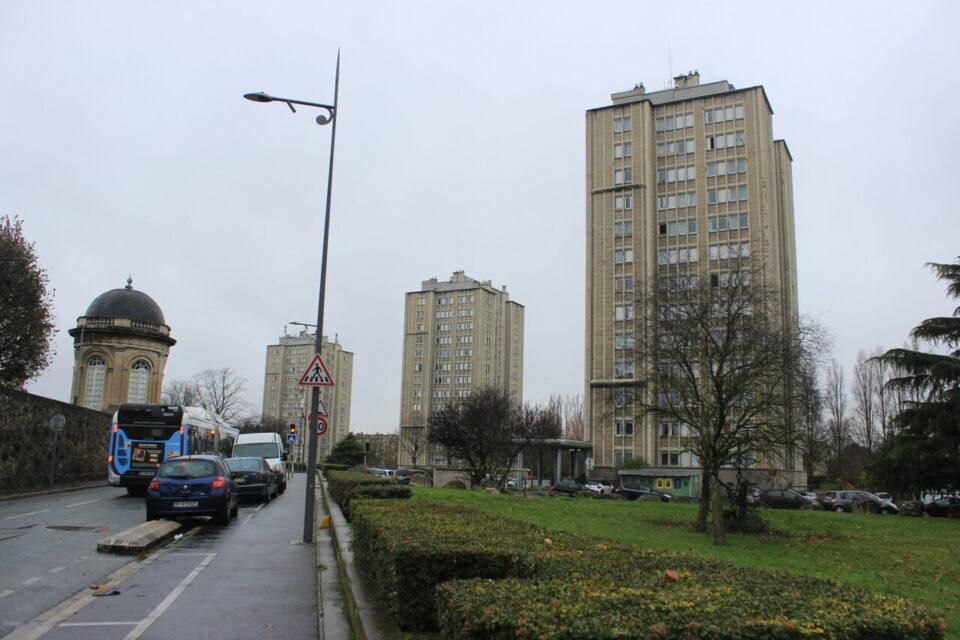 ANRU3 la fin des tours de Villeneuve-St-Georges plonge les hbts dans l'amertume Trop chères à rénover, les 4 tours HLM de 1954 quartier Division Leclerc vont être détruites en 2026 - 27 et remplacées par de petits immeubles. https://actu.fr/ile-de-france/villeneuve-saint-georges_94078/j-y-ai-passe-toute-ma-vie-la-fin-des-tours-de-villeneuve-saint-georges-plonge-les-habitants-dans-l-amertume_63569211.html