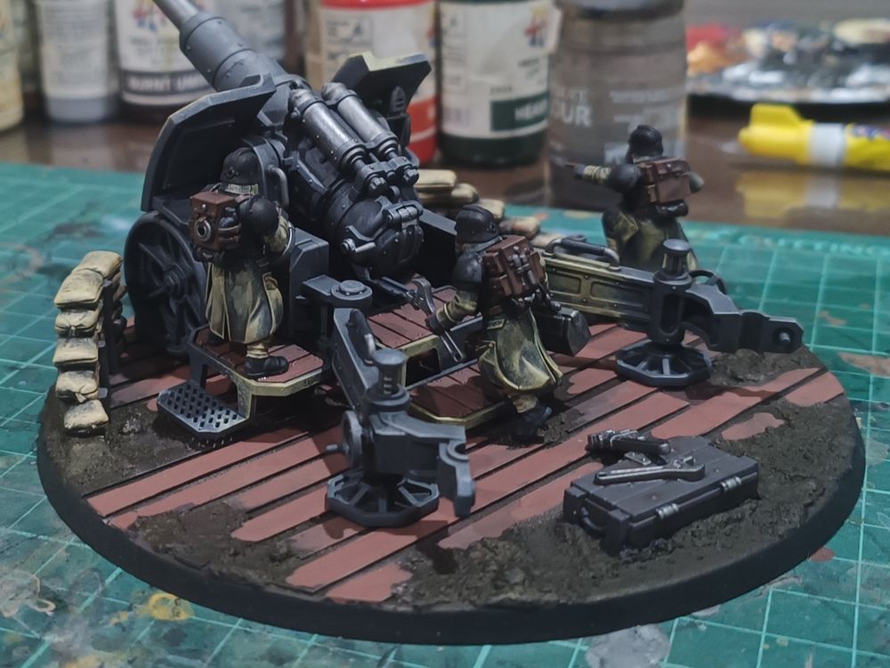 Rear view, showing the artillery crew (Operator, repairman, and spotter)
