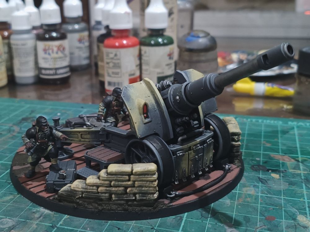 Painted model of a Krieg artillery team (large wheeled artillery gun with blast shield)