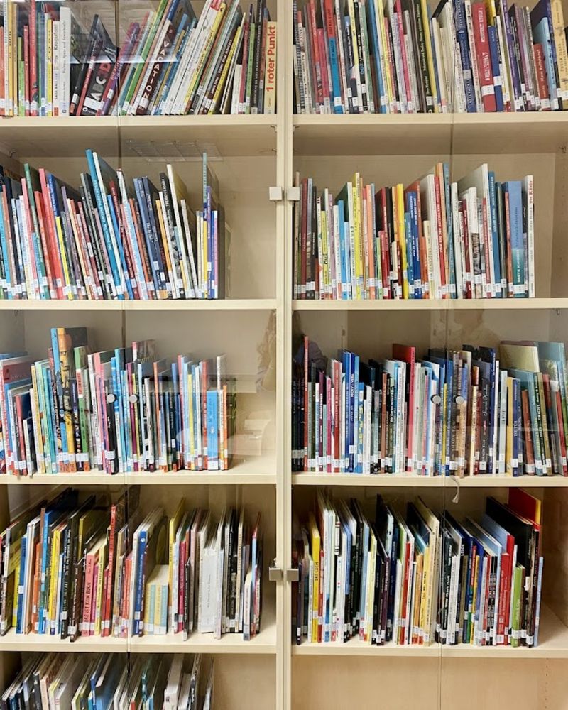 Eine eingeräumte Büchervitrine.