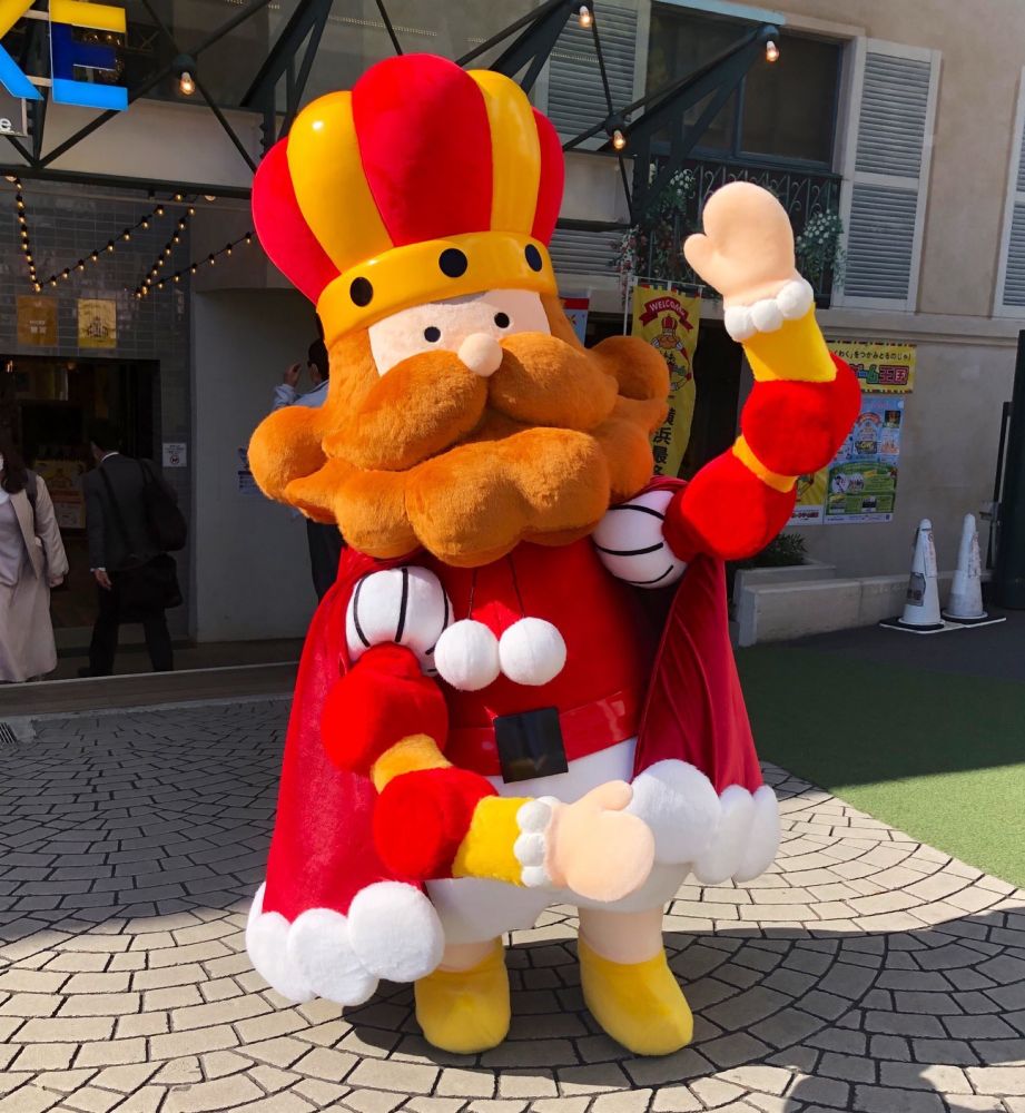 A king mascot with long arms