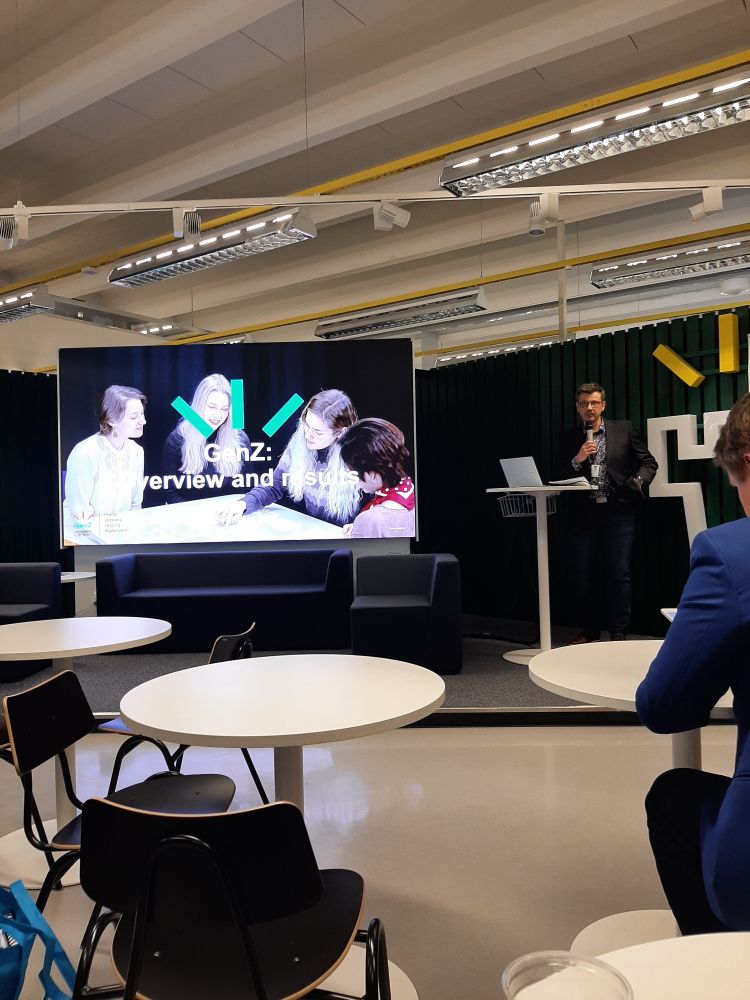 Pentti Haddington talking on a stage