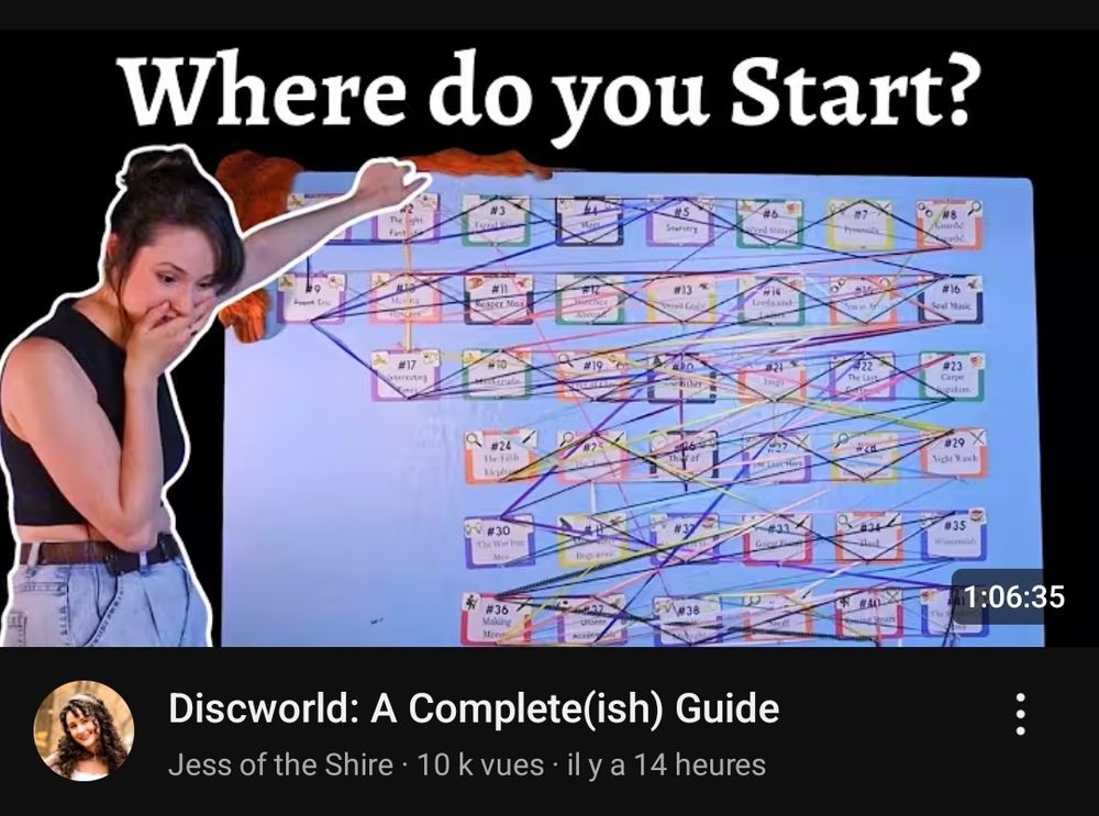 YouTube Video "Discworld: A Complete(ish) Guide von Jess of the Shire. Über eine Stunde lang, 10.000 Aufrufe in 14 Stunden und das Thumbnail ist eine White Board mit den Büchern als einzelne Zettel, die mit Farben nach Reihen sortiert sind und mit dutzenden verschiedenfarbigen Fäden in einem absoluten Durcheinander verbunden sind. Darüber steht "Where do you Start?"