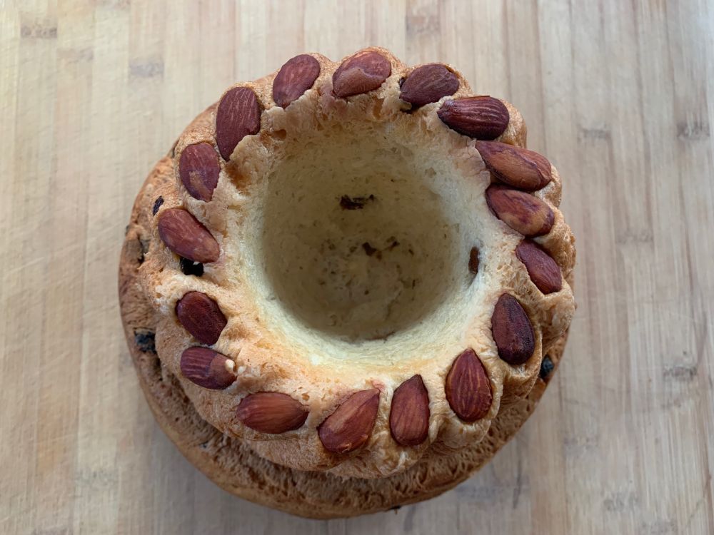 Kougloff vu de haut, avec sa couronne d’amandes.