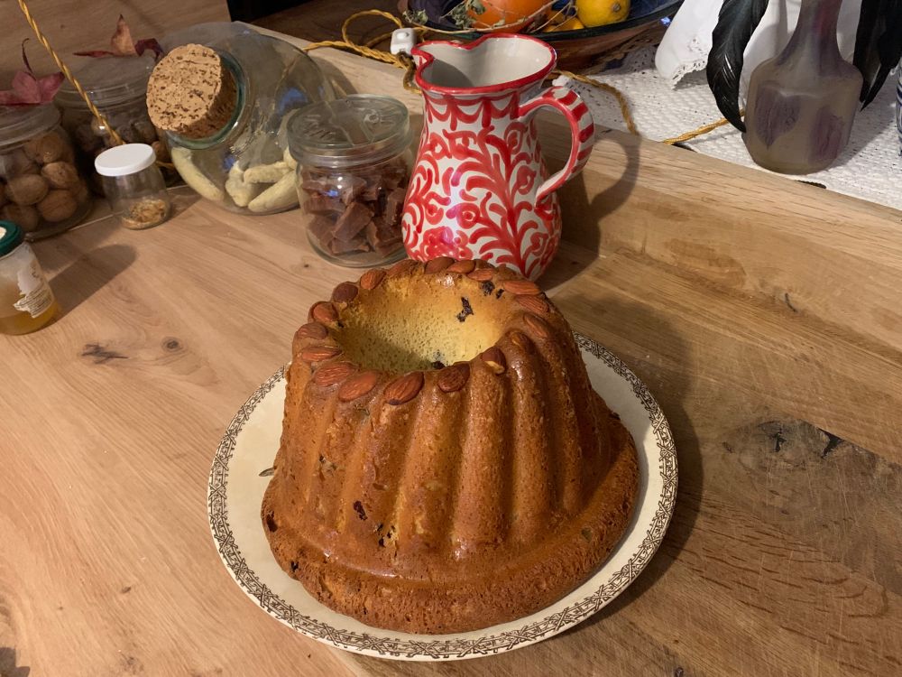 Kougloff avec sa couronne d’amandes sur une assiette en terre de fer.