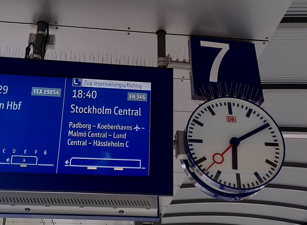 Anzeige im Bahnhof, die den Nachtzug nach Stockholm anzeigt 