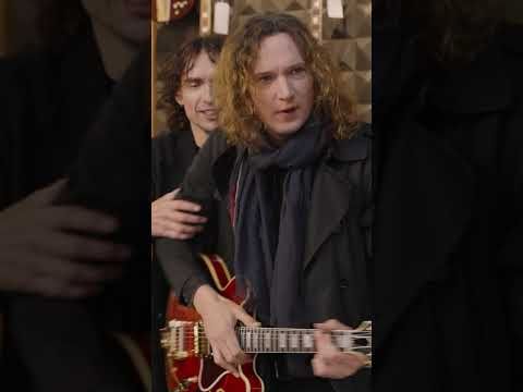 Justin Hawkins Shows You How to Hold a 355 / 335 at Gibson Garage, London, UK