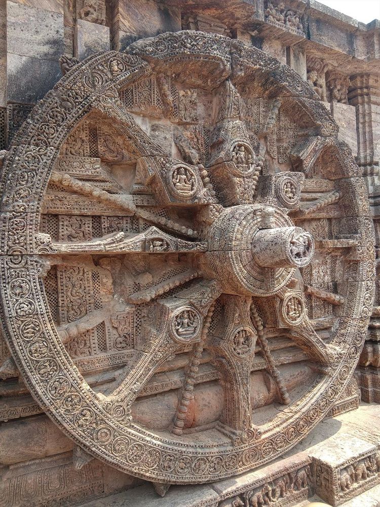 Close-up of a sundial wheel. It is elaborately carved, rich in ornaments, and can tell the time with a precision of three minutes.