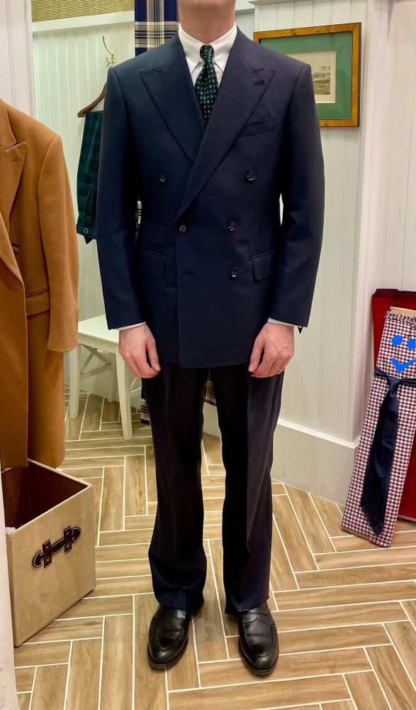 La même photo mais y a une lauze de tissu avec une cravate et un petit visage 