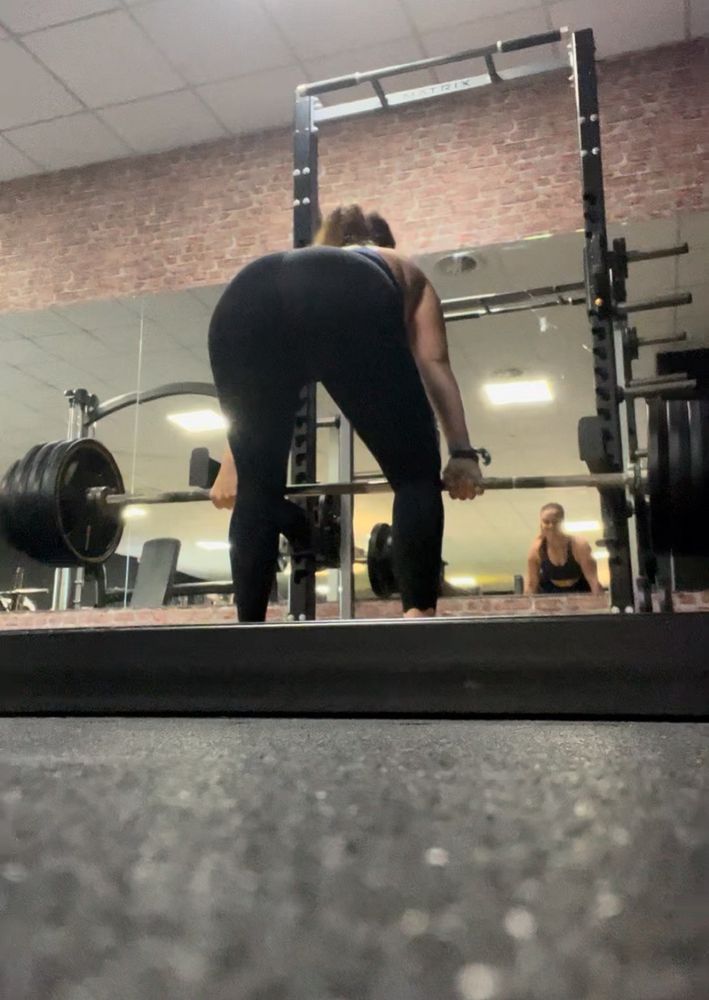 Ich beim RDL mit 90 Kilogramm.