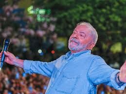 Há 2 anos, o Brasil vivia 

um momento histórico: 

@LulaOficial

era eleito novamente presidente. 

Uma vitória da vontade popular 

e da luta por um país mais

inclusivo e democrático! 

Os desafios são grandes, 

mas na certeza que 

estamos no caminho certo.