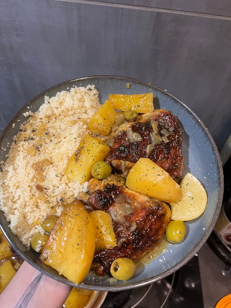 Assiette semoule patate poulet tajine citron confit et olive verte 